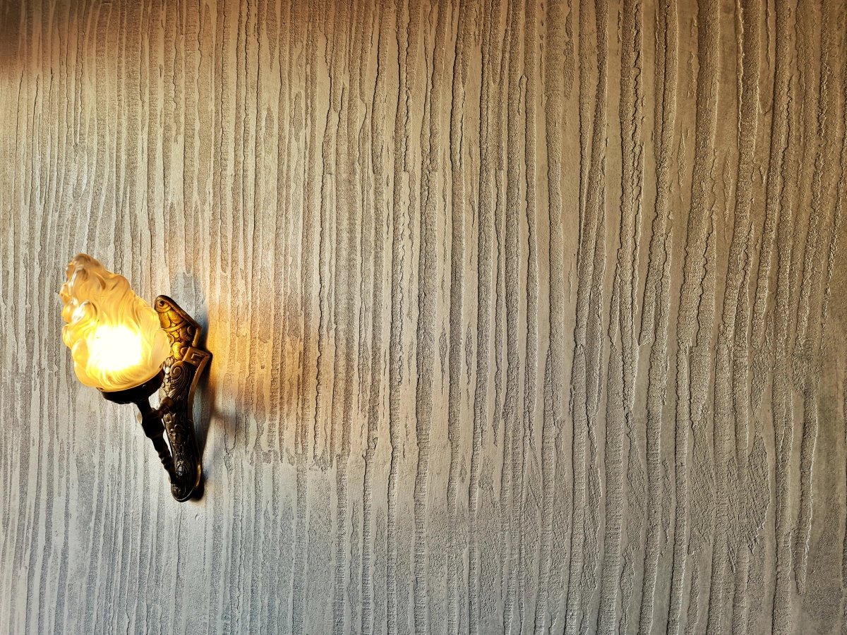 Wohnträume AS - André Santisi, kleine Lichtlampe an einer tapezierten Holzwand